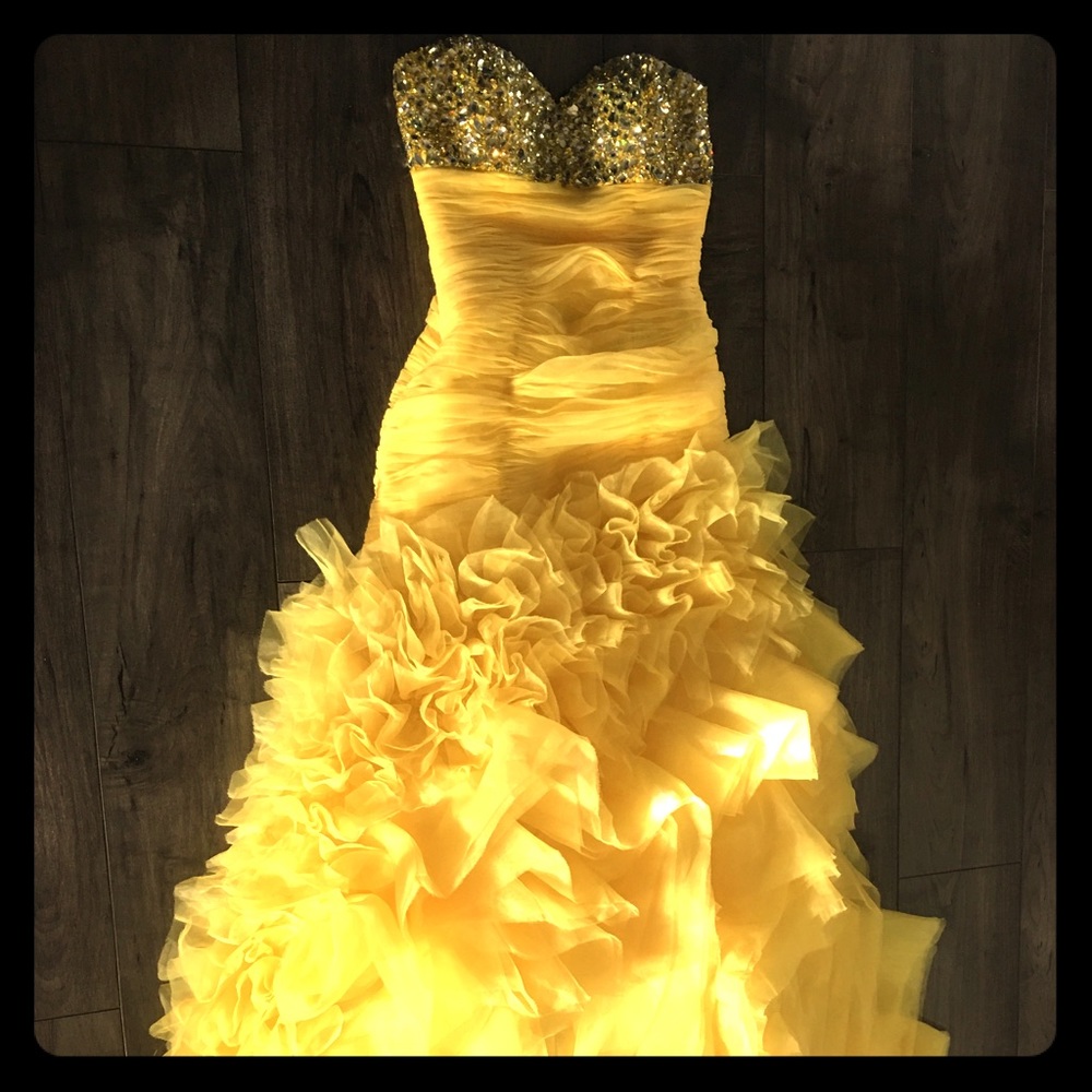 Beautiful canary jewel prom dress. Very flattering